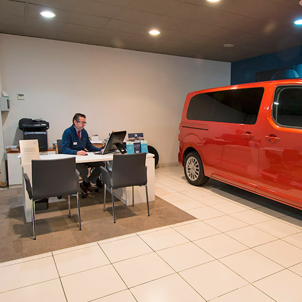 Concesionario Oficial Peugeot Poble Nou Asesores Comerciales