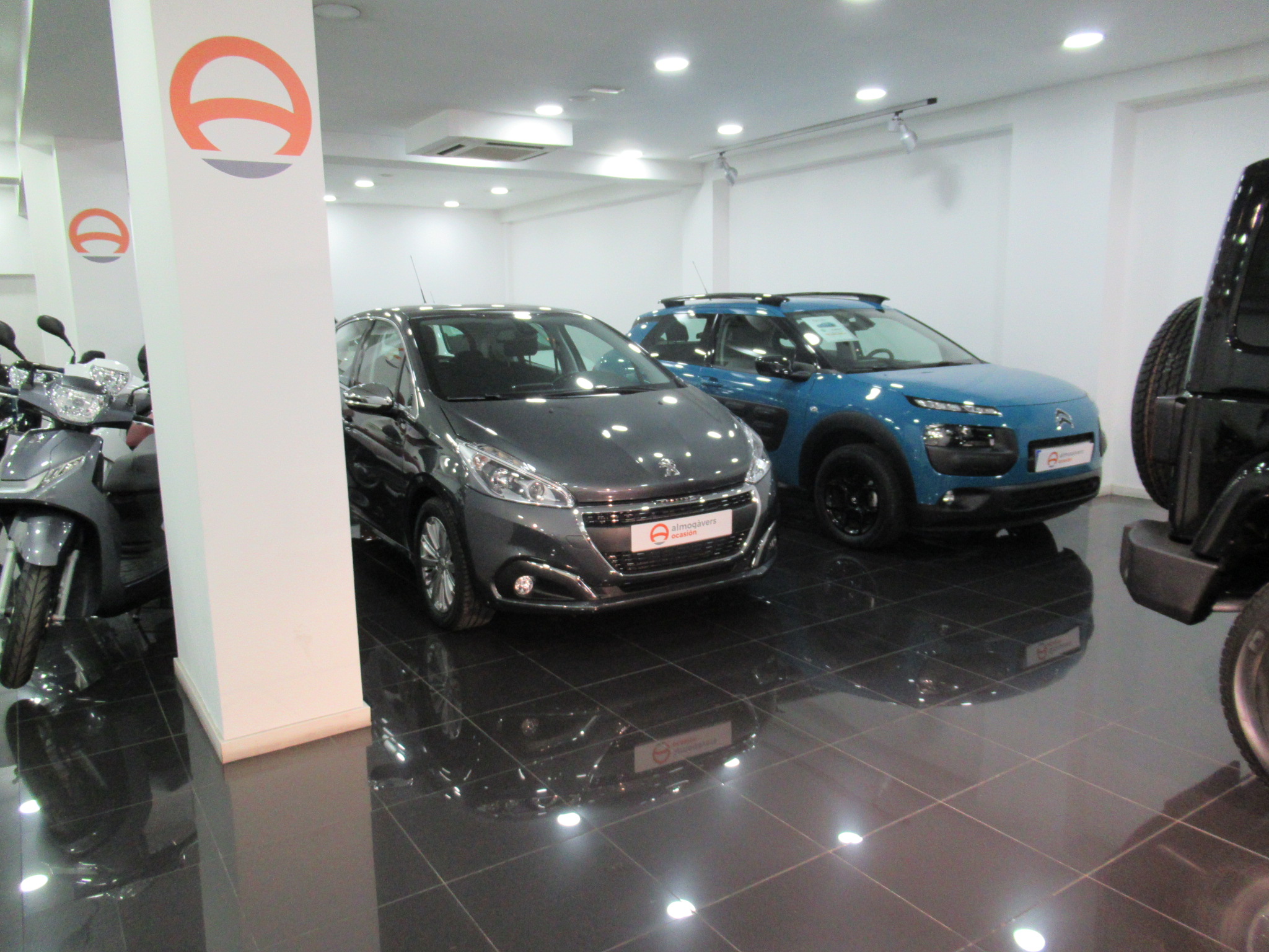 Concesionario Auto Almogàvers Ocasió exposición de vehículos de km0